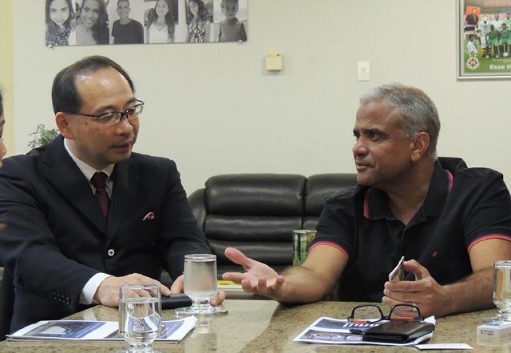 Kazuhiro Egawa e Nardyello Rocha, em reunião dia 11/10, quando executivo japonês iniciou agenda de reuniões em Ipatinga 