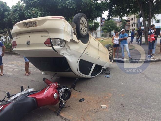 O carro e uma moto se envolveram no acidente, além de outro automóvel