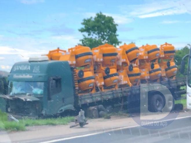 O eixo dianteiro do caminhão chegou a ser arrancado no impacto com o carro