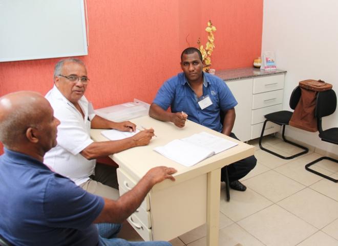 Mesário e fiscais acompanham as urnas itinerantes, para assegurar a legitimidade do processo