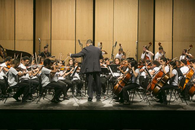 A orquestra Sesc em unidades em Belo Horizonte e Teófilo Otoni