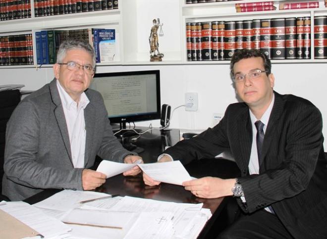 Admilson Viana e Cleyder Castro trabalham como advogados trabalhistas em um escritório em Timóteo 