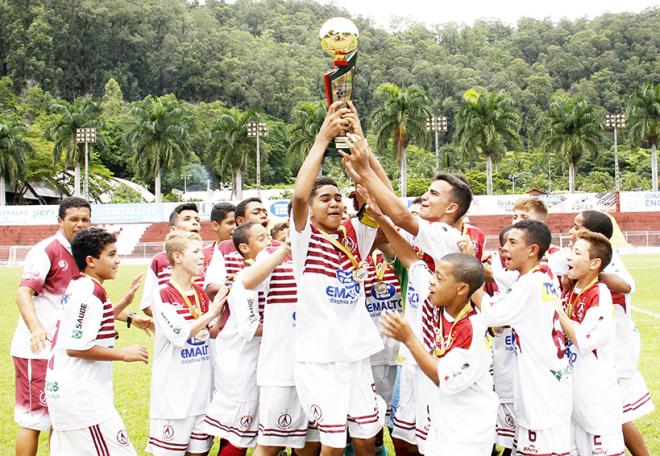 Jogadores do Acesita comemoram título conquistado  com goleada sobre Oriente 
