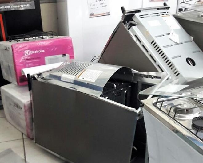 Eletrodomésticos no interior da loja foram danificados, mas arrombador nada levou 