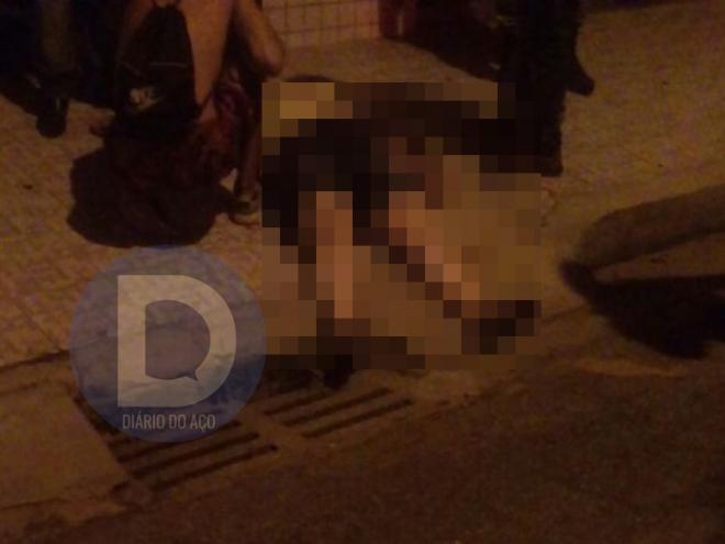 A mulher foi esfaqueada no boca pelo próprio filho
