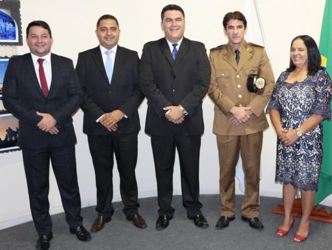 À esquerda: Enéias Reis (2º secretário), Cristiano do Cais (1º secretário), Luciano Lugão (presidente), Sargento Francisquini (1º vice-presidente) e Carmem do Sinttrocel (2ª vice-presidente)