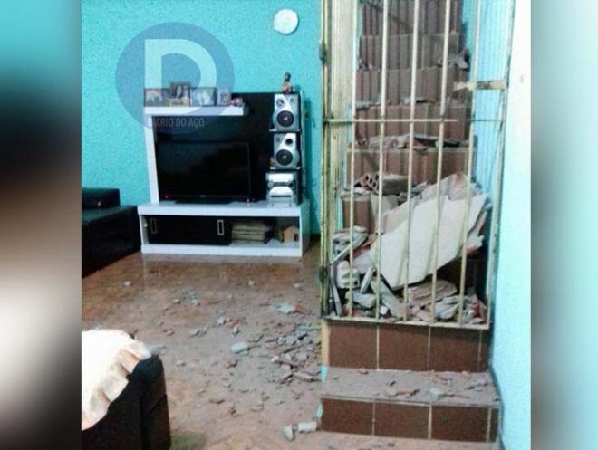 Destroços caíram dentro da sala onde moradora estava. Mulher de 60 anos escapou sem ferimentos