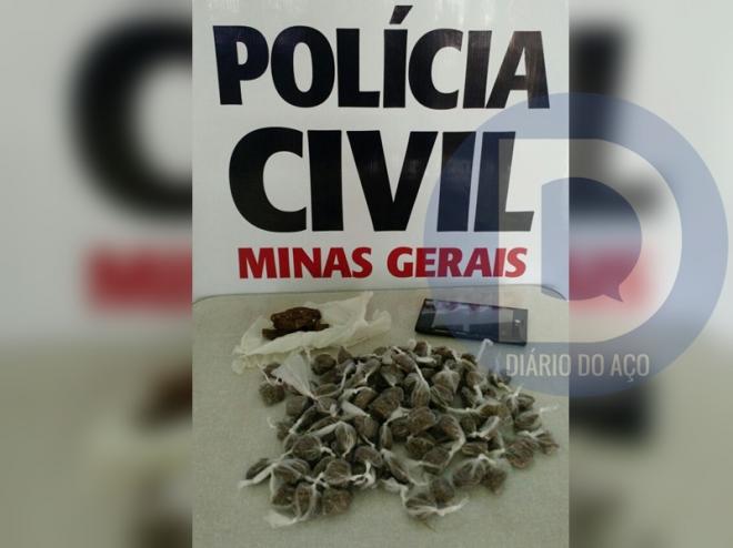 Na casa onde estava, os investigadores encontraram cerca de 100 porções de maconha
