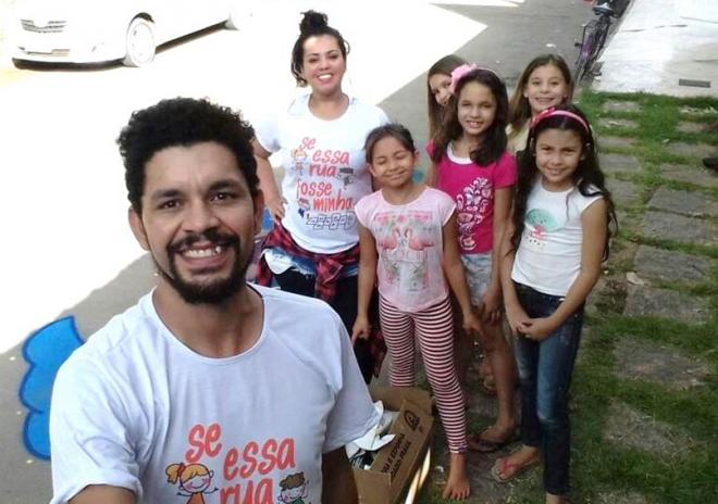 Lumma Siqueira e Douglas Evangelista, com crianças no Bairro Forquilha