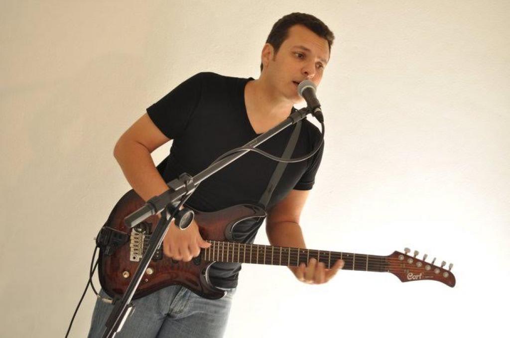 Alexandre Moreira toca de tudo na praça de alimentação no shopping em Ipatinga, neste domingo 