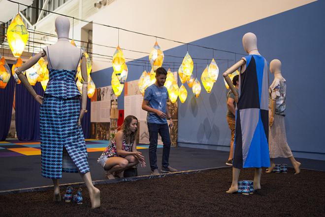 A mostra inclui looks de Fraga inspirados no trabalho de Portinari