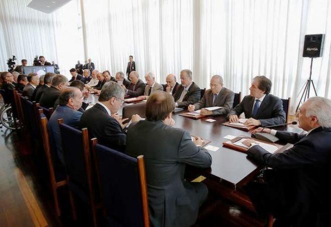 Apenas os líderes da oposição na Câmara e no Senado, que integram o Conselho da República, se abstiveram de votar