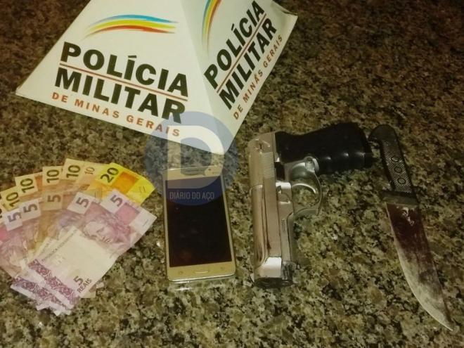 Além da arma usada no roubo, uma réplica de pistola, apreendidos dinheiro e faca