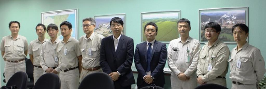Equipe Cenibra junto ao  Embaixador do Japão no Brasil, Yamada Akira, e o secretário sr. Horinouchi