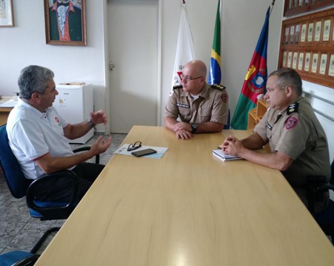 O Ten-Cel PM Juliano Fábio Lemos Dias recebeu a pesquisa das mãos do presidente da CDL, José Carlos