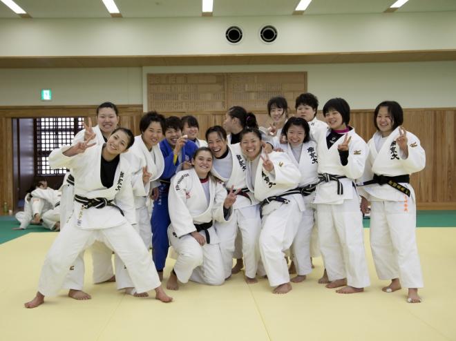 A judoca ipatinguense com as atletas do conceituado Clube de Judô Feminino da Universidade Teikyo 