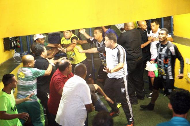 A briga generalizada manchou o desfecho do clássico regional