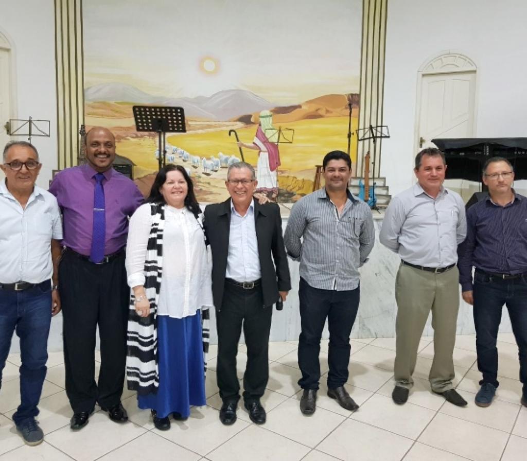 Pr. Robledo (de gravata) foi reeleito para mais um mandato à frente da CBN Vale do Aço