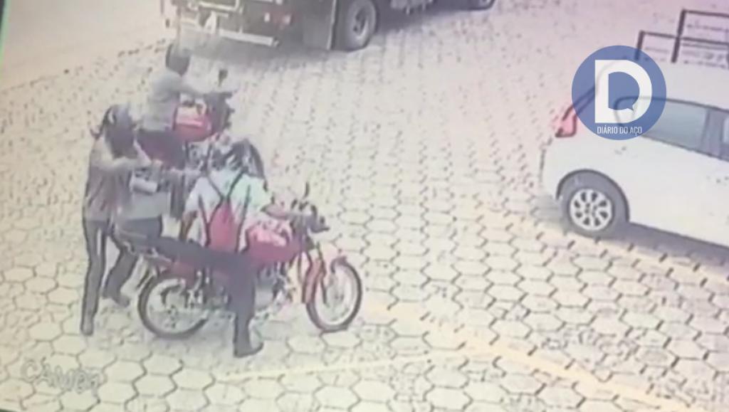 Na fuga, assaltante tentou chutar a vítima 
