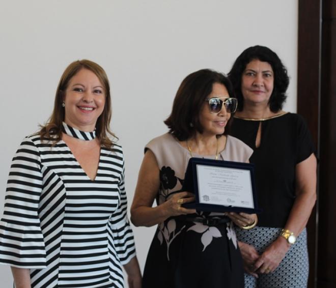 Ao centro, a homenageada Ivone Garcia