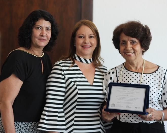 À direita, a homenageada Maria Clara Silveira