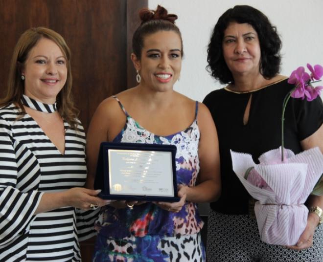Ao centro, a homenageada Pollyana Silveira