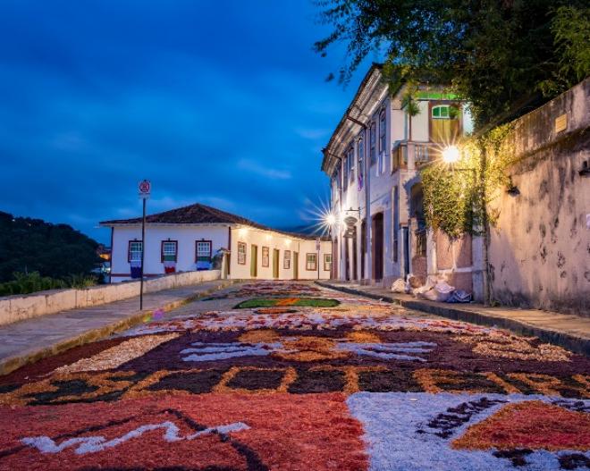Os tapetes de serragem, confeccionados sempre na noite do Sábado de Aleluia, para a passagem da procissão do Domingo de Páscoa, pela manhã, são uma grande atração da cidade