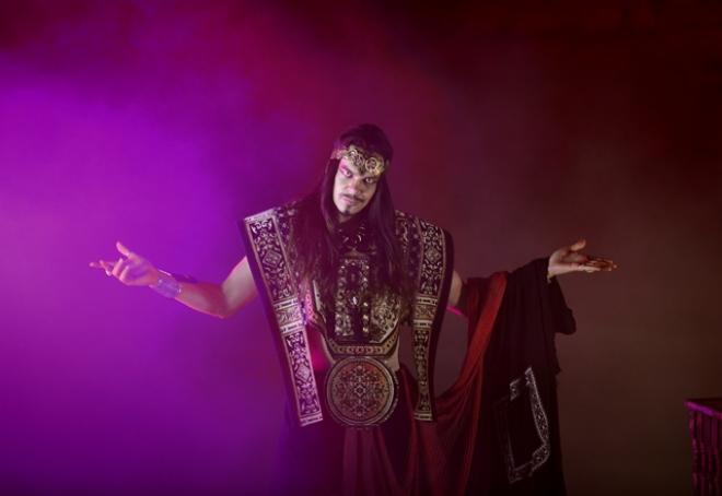 Lio Júnior em Cala Comte, onde fica localizada uma ostensiva caverna,  palco da gravação 