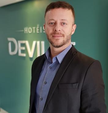 Lucas Raganhan é gerente corporativo de relacionamento com o cliente na  Rede de Hotéis Deville 