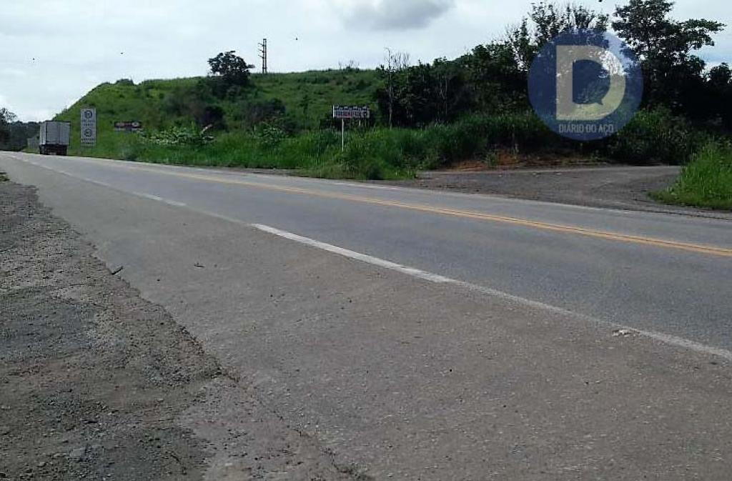 O local onde os corpos estavam fica a 600 metros da BR-381, próximo do acesso a um matadouro/frigorífico 