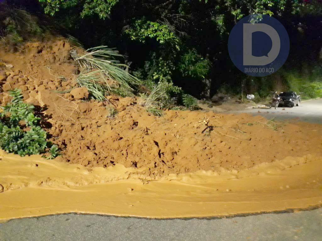 A força da água derrubou parte de um barranco e levou terra, lama e vegetação para o asfalto