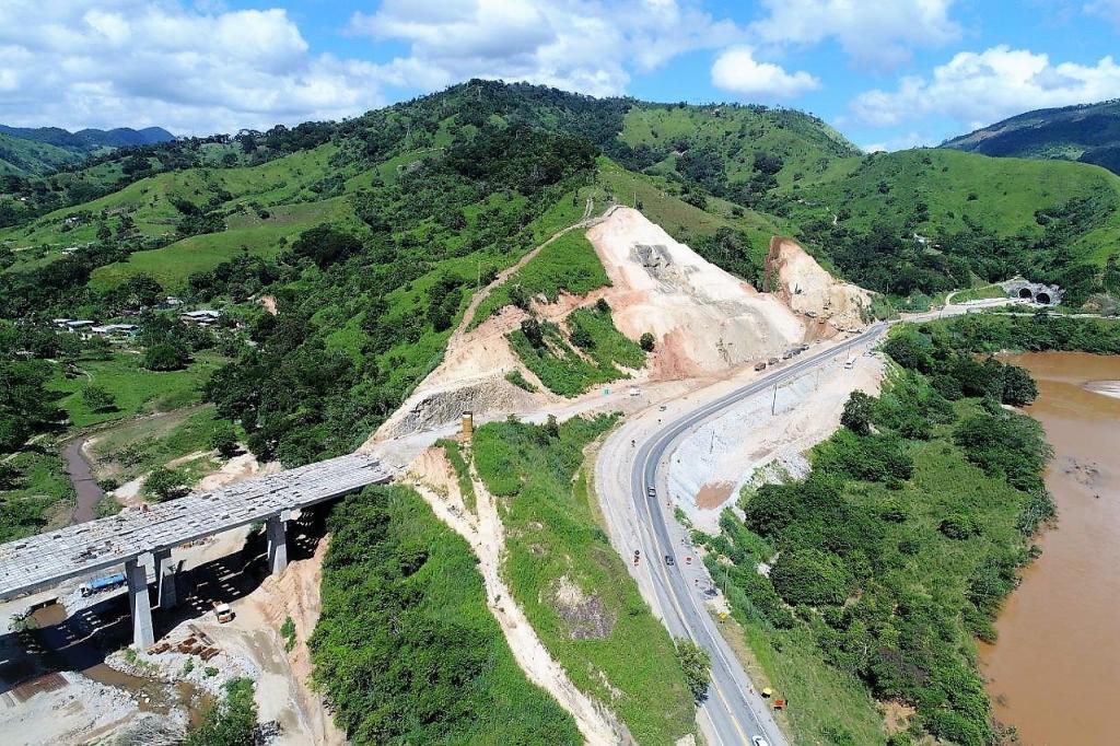 Obras da BR-381 próximo a Antonio Dias