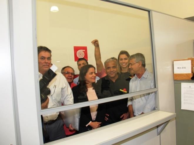 Nardyello e Célio estiveram no Cartório Eleitoral acompanhados de diversos apoiadores