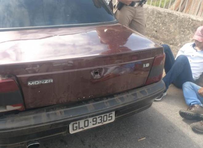 Carro usado por arrombadores foi cercado nas proximidades da ponte nova, entre Timóteo e Coronel Fabriciano 