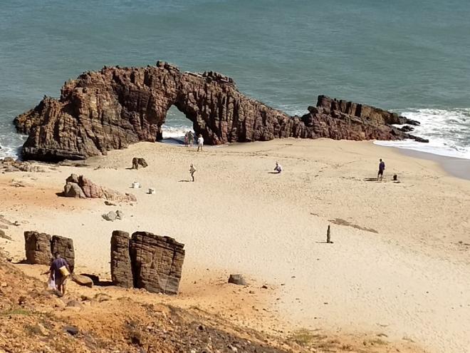 Pedra Furada, a 30 minutos de caminhada da vila é um dos atrativos mais visitados, depois da praia da Duna, no Centro
