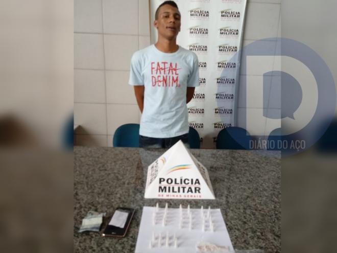 Charles foi preso, segundo a PM, após a localização dos pinos com cocaína em seu bolso