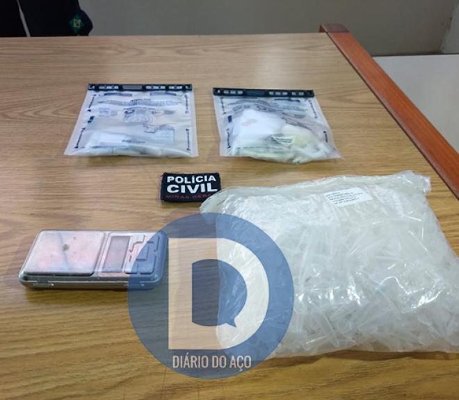 Além de responder por homicídio, dupla também foi flagrada com cocaína e crack 