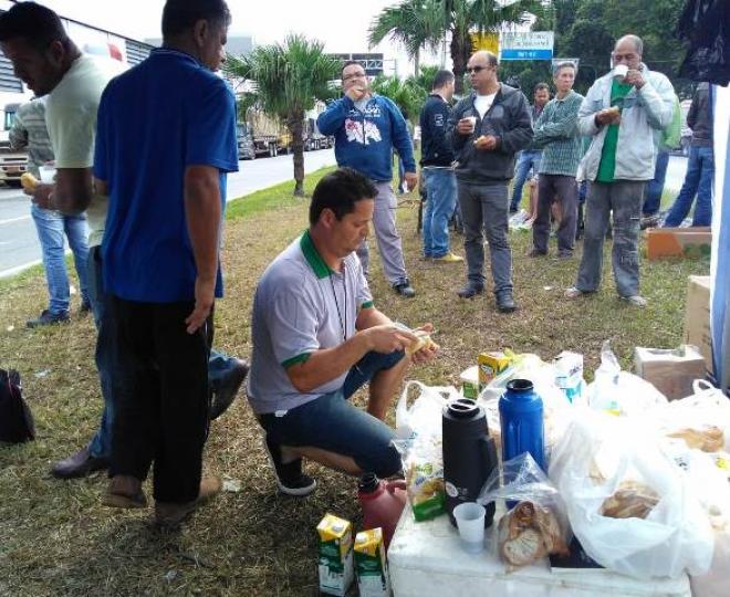 Nessa terça-feira, ipatinguenses levaram alimentos para caminhoneiros na fila 