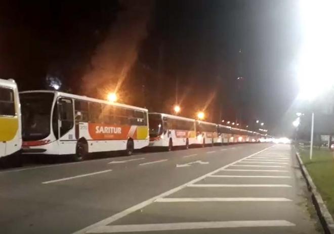 Fila de ônibus no Centro de Ipatinga, na noite de quarta-feira 