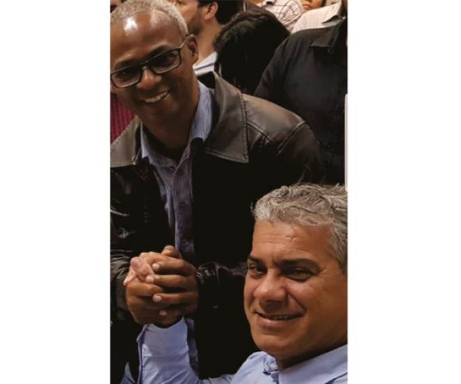 O ex-vice-prefeito Carlos com o candidato a Perdigão protocolaram candidatura