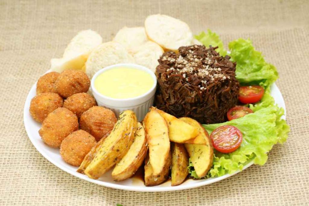 Boi que rola, vira bola e se enrola Casulo de queijo com lagarto rústico, batata rústica, molho de mostarda e pão francês