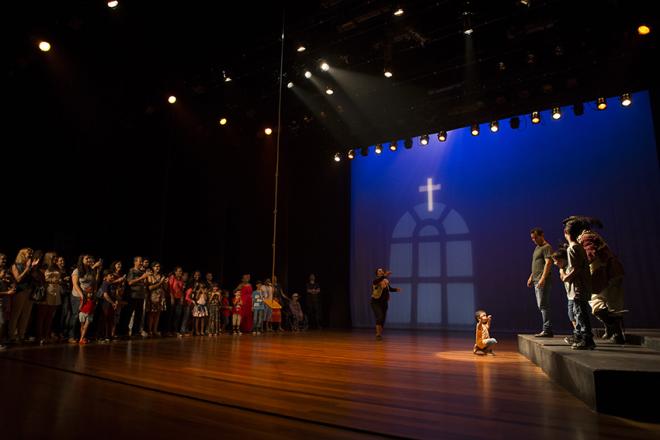 Público e atores se divertem nas visitas teatralizadas
