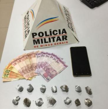 As buchas de maconha foram apreendidas após tentativa de fuga do suspeito