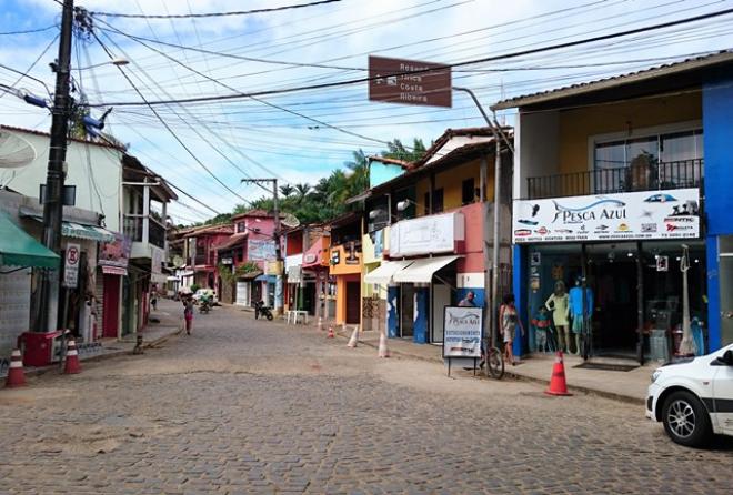 Rua da Pituba, coração comercial e da vida noturna de Itacaré