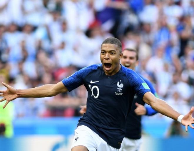 Mbappé encanta pela velocidade nas arrancadas e facilidade para driblar  