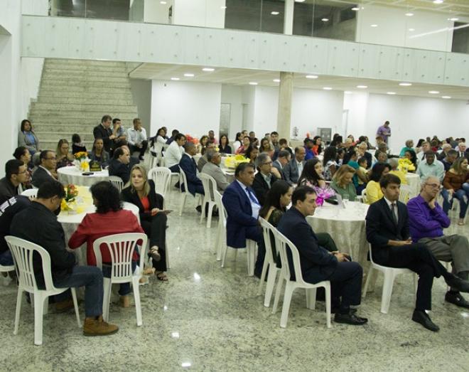 A cerimônia contou com a presença de amigos e parentes dos homenageados 