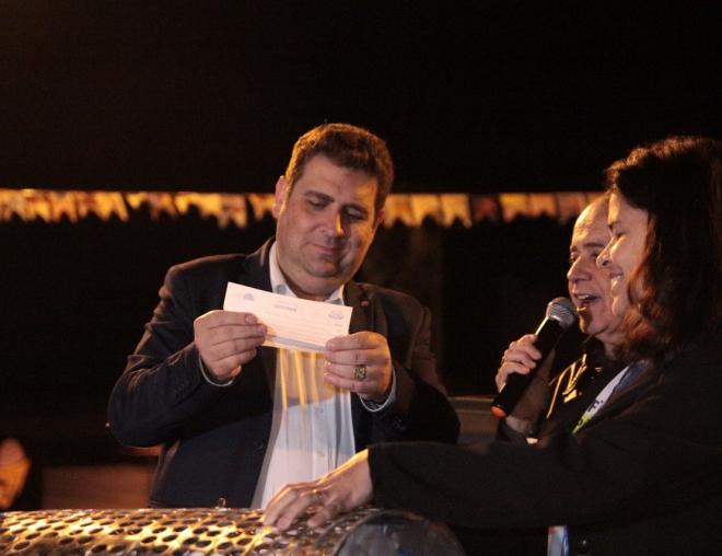 O prefeito Marcos Vinicius sorteou o cupom ganhador do prêmio principal. 