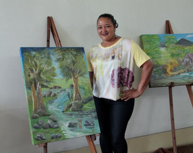 Exposição reúne nove telas e 28 telhas pintadas pela artista Cáthia Profeta