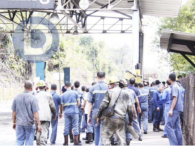 As portarias da Usiminas ficaram movimentadas após a explosão do Gasômetro, com a evacuação dos funcionários