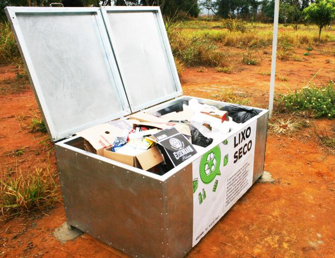 Moradores do bairro Imbaúbas já fazem uso dos coletores de lixo seco